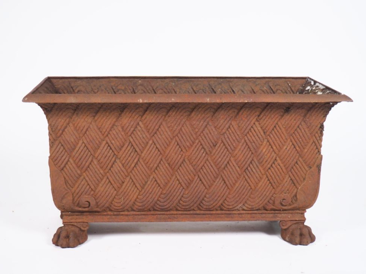 Une jardinière rectangulaire en fonte. Dim. 35 x 70 x 35 cm