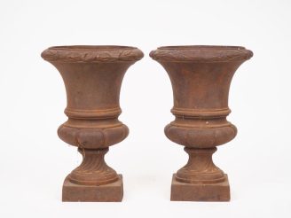 Vente aux enchères Paire de vases Médicis en fonte.  H. 29,5 cm