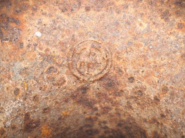 Paire de vases Médicis en fonte.  H. 29,5 cm