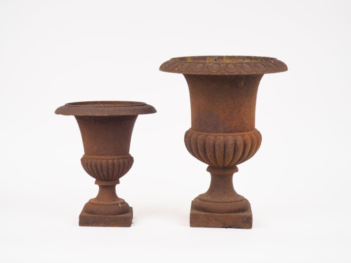 2 différents vases Médicis en fonte. H. 35 cm et 25 cm (base érrodée)