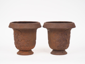 Vente aux enchères Paire de cache pots en fonte à décor de fleurs.  H. 22 cm