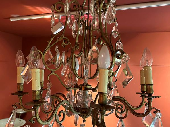 Lustre à pampilles en cristal, monture en bronze, éclairant à 8 lumièr