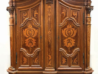 Vente aux enchères Exceptionnelle armoire alsacienne XVIIIème en noyer, placage de noyer 