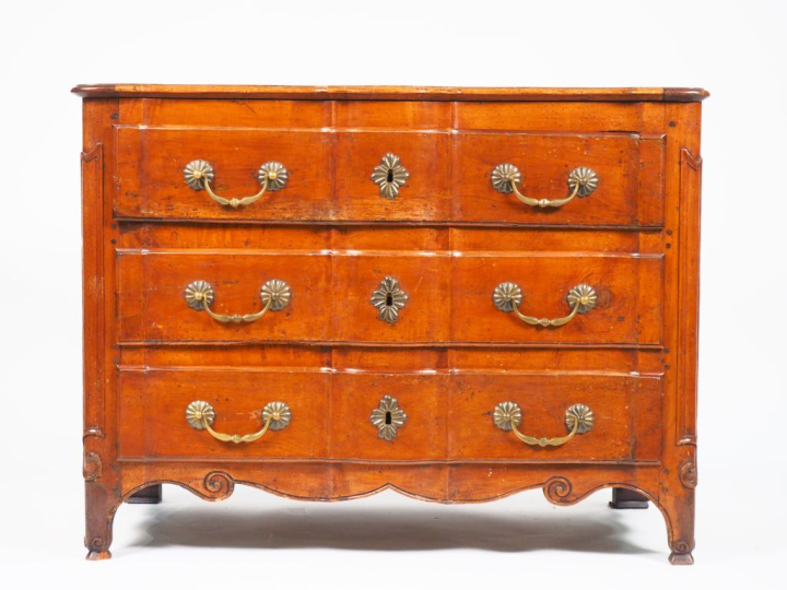 Commode XVIIIème en noyer, ouvrant à trois tiroirs en façade sur trois