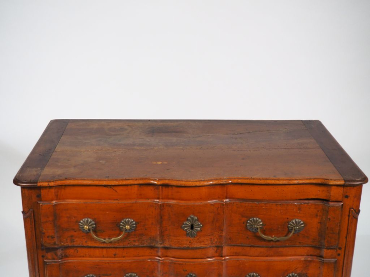 Commode XVIIIème en noyer, ouvrant à trois tiroirs en façade sur trois