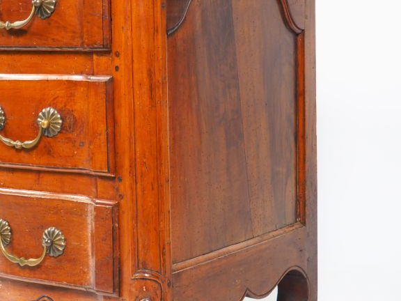 Commode XVIIIème en noyer, ouvrant à trois tiroirs en façade sur trois