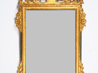 Vente aux enchères Miroir de style Louis XVI en bois sculpté et doré, fronton ajouré à dé