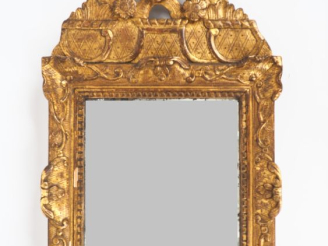 Vente aux enchères Miroir fin XVIIIème en bois sculpté et doré à décor de rocaille, de fl