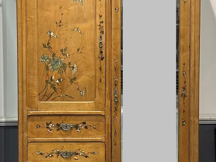 Mobilier 1900 comprenant une armoire à glace et un chevet en bois blon