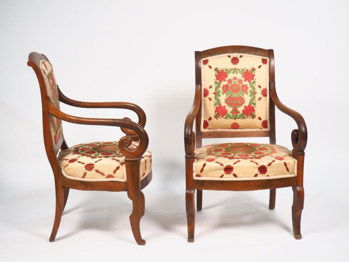 Paire de fauteuils à crosse Restauration en noyer. Garniture de tissu 