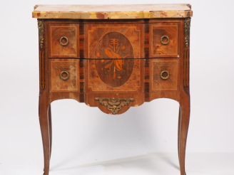 Vente aux enchères Commode sauteuse de style Transition en marqueterie, à décor de trophé