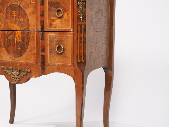 Commode sauteuse de style Transition en marqueterie, à décor de trophé