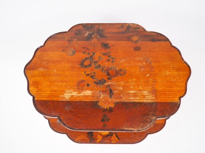 Desserte fin XIXème en marqueterie, à décor de fleurs, deux plateaux (