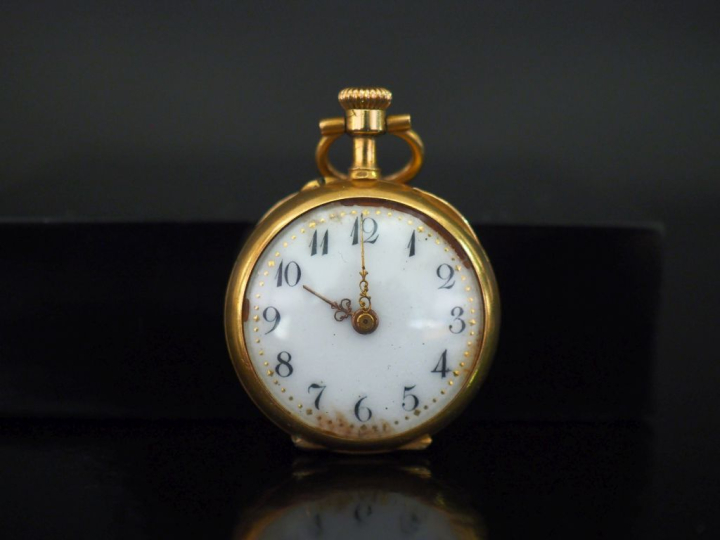 Montre de col en or jaune 750.  Cadran à chiffres arabes pour les heur