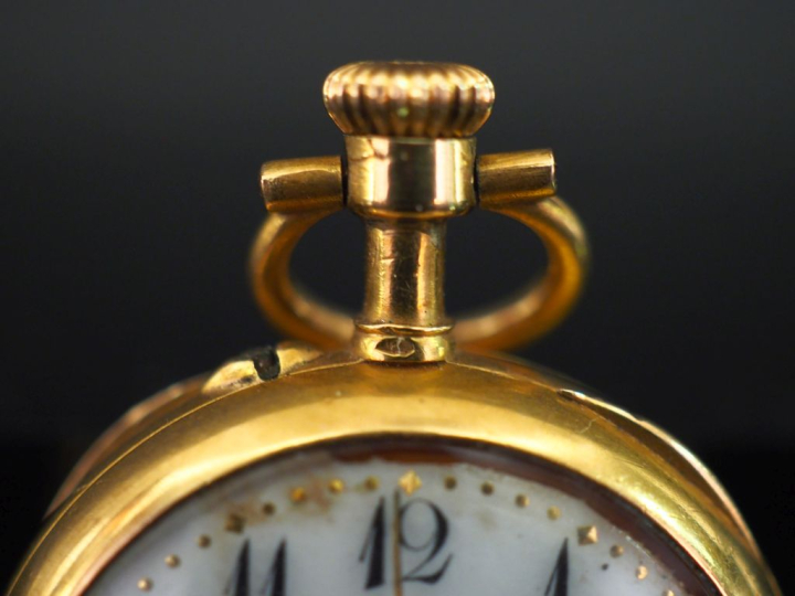 Montre de col en or jaune 750.  Cadran à chiffres arabes pour les heur