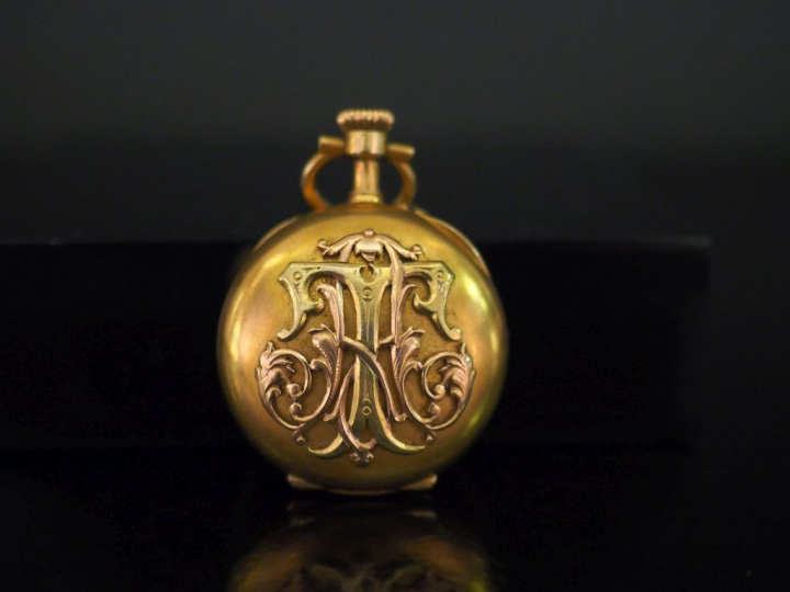 Montre de col en or jaune 750.  Cadran à chiffres arabes pour les heur