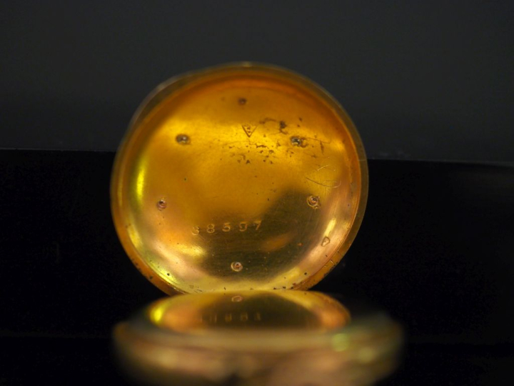 Montre de col en or jaune 750.  Cadran à chiffres arabes pour les heur