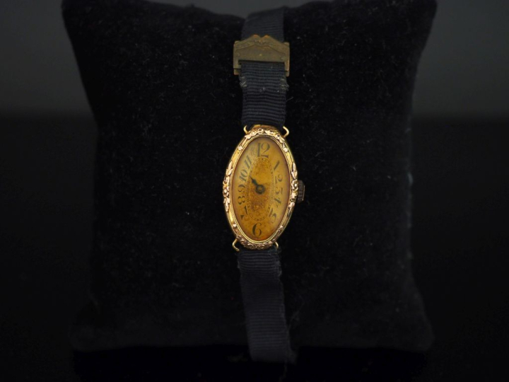 Montre bracelet de dame, boitier en or jaune 750.  Cadran de forme ova