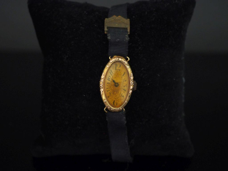 Vente aux enchères Montre bracelet de dame, boitier en or jaune 750.  Cadran de forme ova