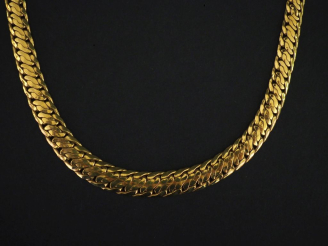 Vente aux enchères Collier souple en or jaune 750, maille plate fantaisie en chute.  Long