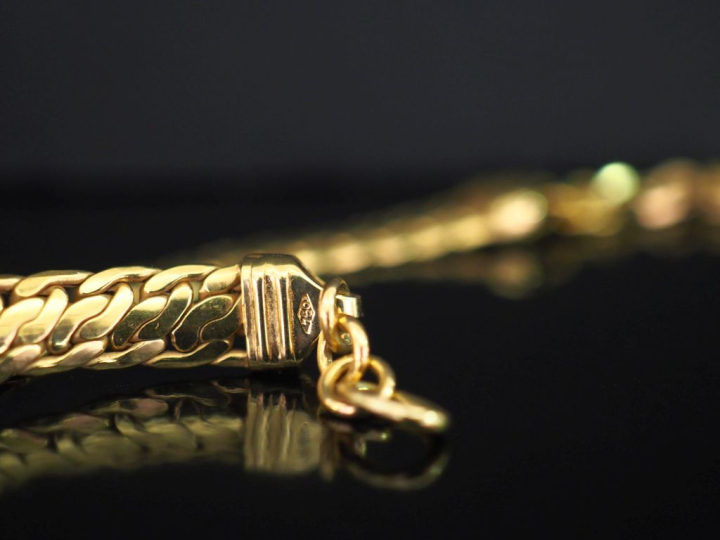 Collier souple en or jaune 750, maille plate fantaisie en chute.  Long