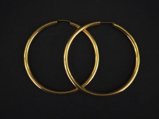 Vente aux enchères Paire de grandes créoles en or jaune 750.  Diam. 5 cm Poids. 6,24 g   