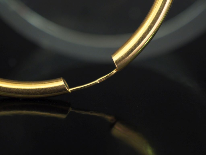 Paire de grandes créoles en or jaune 750.  Diam. 5 cm Poids. 6,24 g   