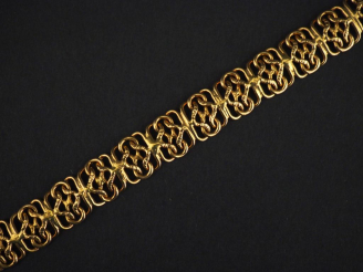 Vente aux enchères Bracelet souple en or jaune 750, à décor ajouré d'entrelacs.  Larg. 1 