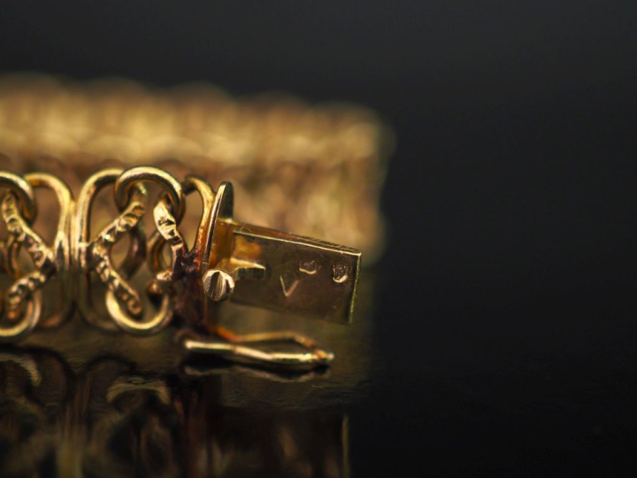 Bracelet souple en or jaune 750, à décor ajouré d'entrelacs.  Larg. 1 