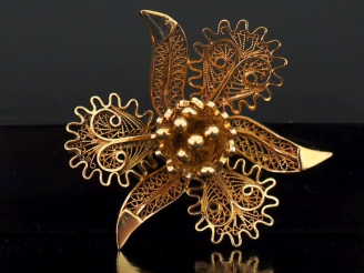 Vente aux enchères Broche en forme de fleur épanouie, à décor ajouré et filigrané.  4,2 x