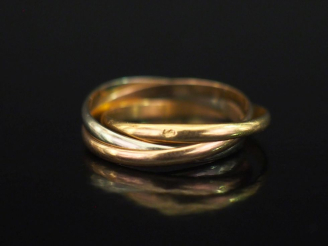 Vente aux enchères Bague trois anneaux trois tons d'or 750.  TDD. 50 Poids. 2,48 g   