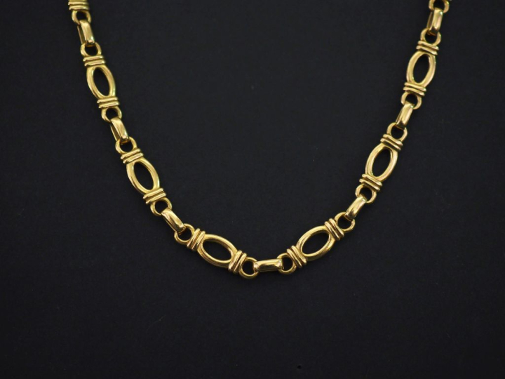 Sautoir en or jaune 750, composé de maillons ajourés.  Long. 62,5 cm P