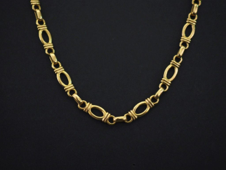 Vente aux enchères Sautoir en or jaune 750, composé de maillons ajourés.  Long. 62,5 cm P