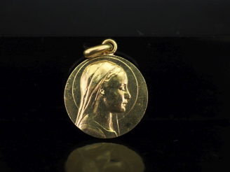 Vente aux enchères Médaille religieuse en or jaune 750, figurant la Sainte Vierge de prof