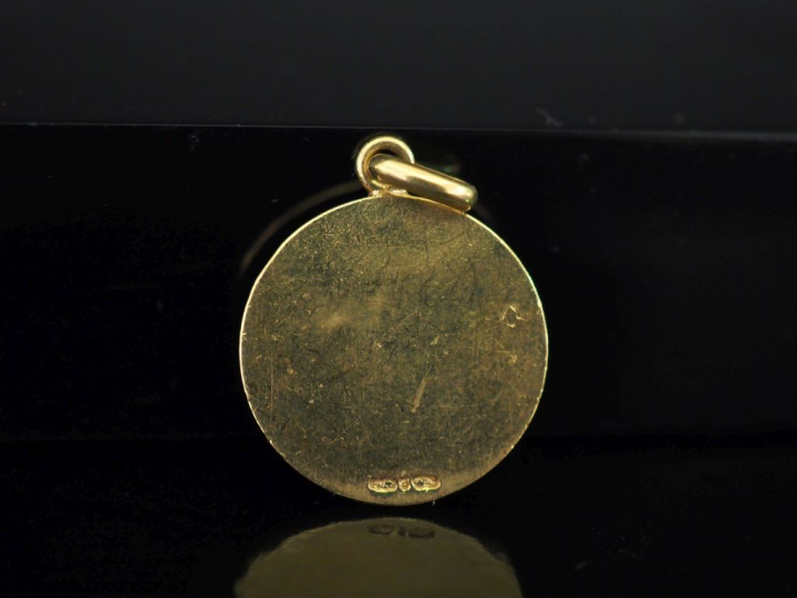 Médaille religieuse en or jaune 750, figurant la Sainte Vierge de prof
