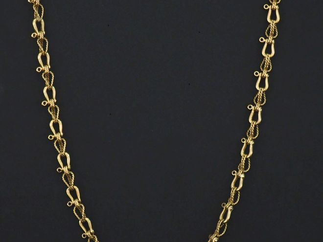 Collier en or jaune 750, composé de maillons en forme de poulies.  Lon