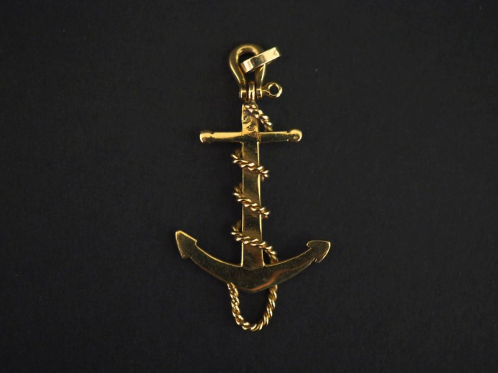 Pendentif en or jaune 750, en forme d'ancre de marine.  5 x 2,5 cm Poi