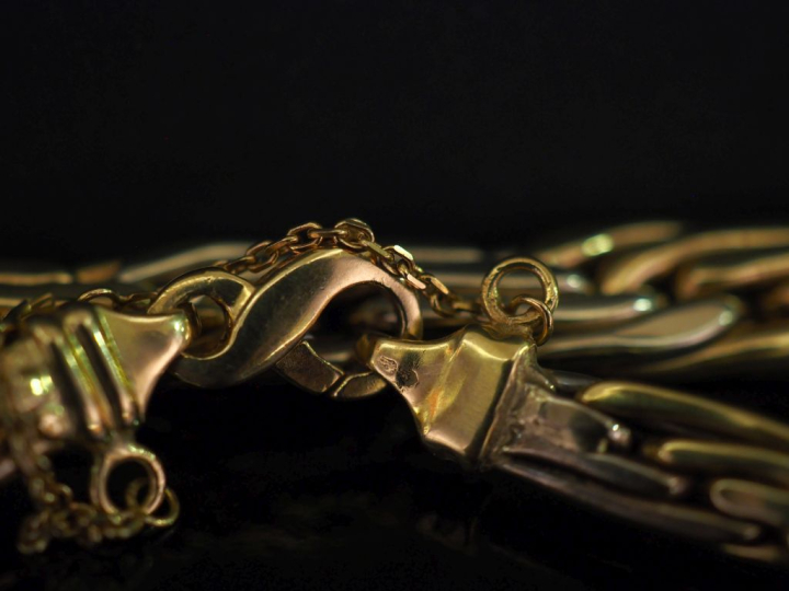 Collier articulé deux tons d'or 750, maille entrelacée en chute.  Chai