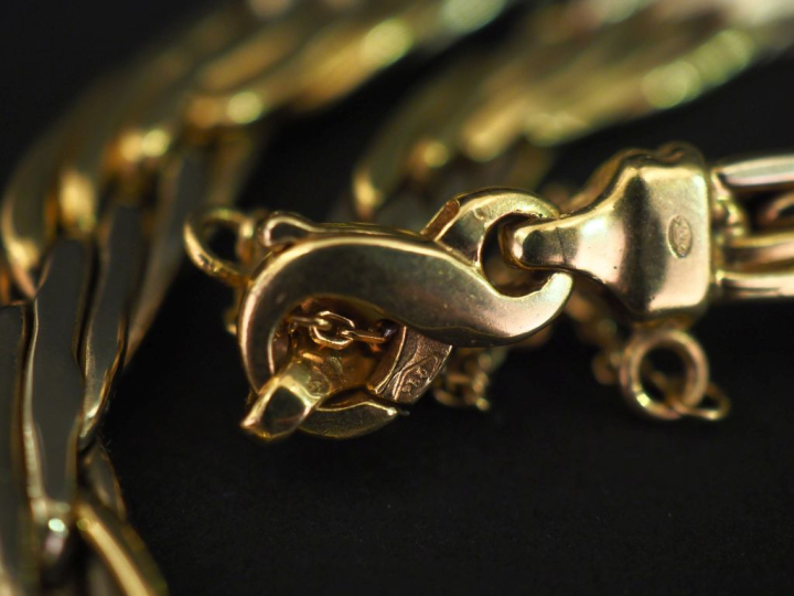 Collier articulé deux tons d'or 750, maille entrelacée en chute.  Chai