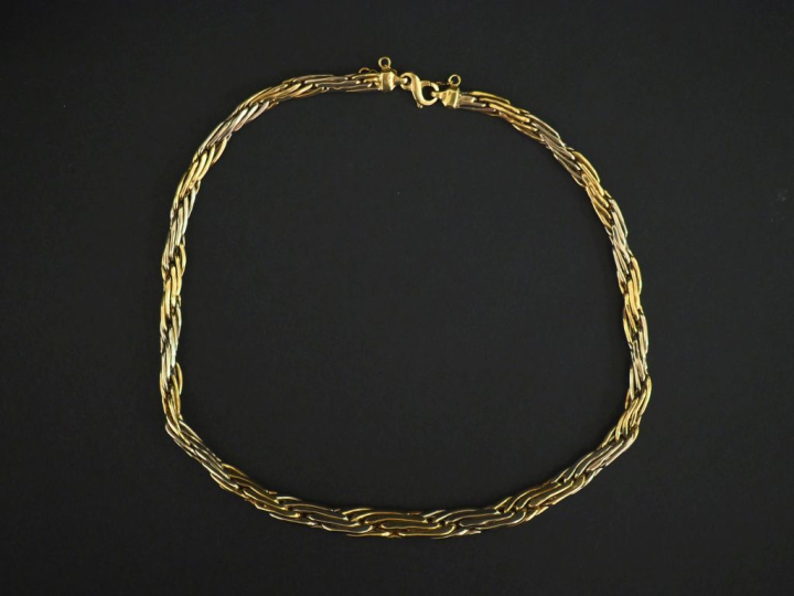 Collier articulé deux tons d'or 750, maille entrelacée en chute.  Chai