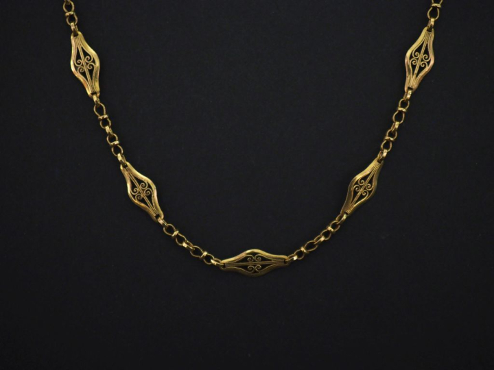 Collier souple en or jaune 750, à décor de maillons ajourés et filigra