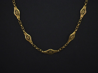 Vente aux enchères Collier souple en or jaune 750, à décor de maillons ajourés et filigra