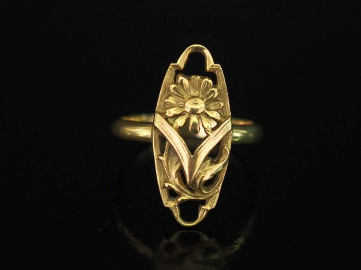 Bague ajourée de style Art Nouveau en or juane 750, à décor de marguer