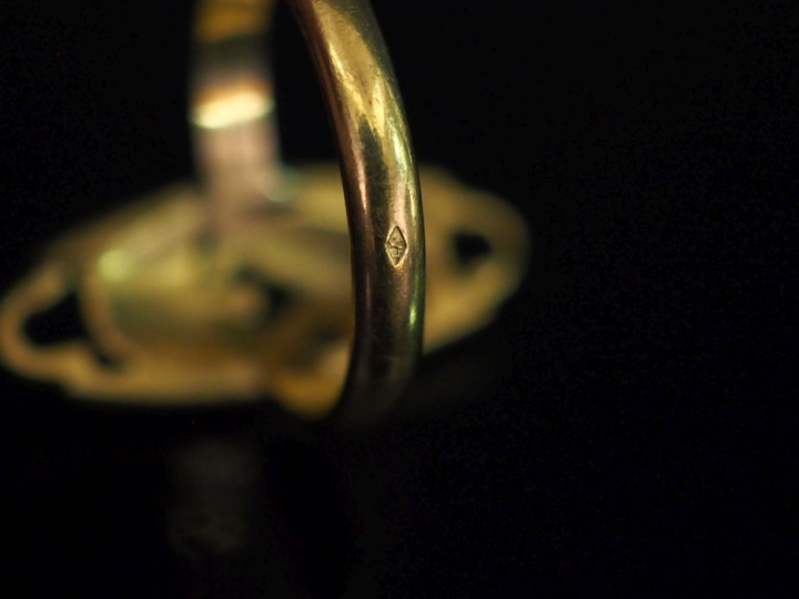 Bague ajourée de style Art Nouveau en or juane 750, à décor de marguer