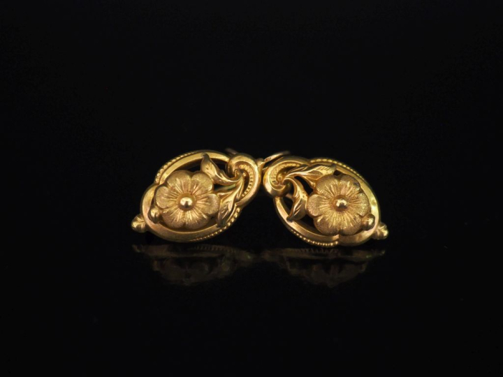 Paire de perces oreilles Napoléon III en or jaune 750, à décor ajouré 