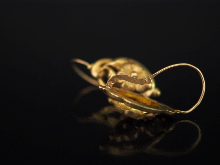 Paire de perces oreilles Napoléon III en or jaune 750, à décor ajouré 
