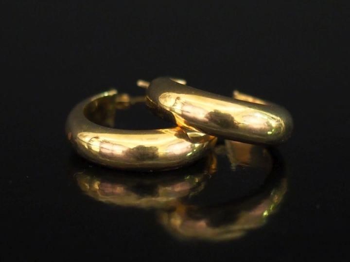 Paire de créoles en or jaune 750.  Larg. 0,5 cm Diam. 1,5 cm Poids. 2,