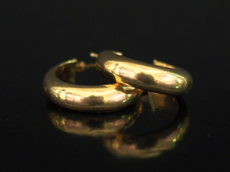 Vente aux enchères Paire de créoles en or jaune 750.  Larg. 0,5 cm Diam. 1,5 cm Poids. 2,