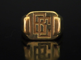 Vente aux enchères Bague de forme chevalière en or jaune 750, à décor de monogramme. TDD.