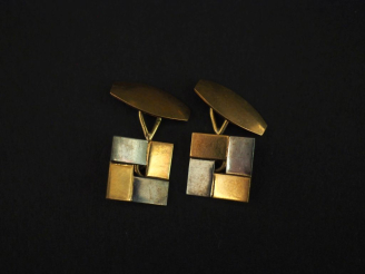 Vente aux enchères Paire de boutons de manchettes deux tons d'or 750, à décor d'un carré 